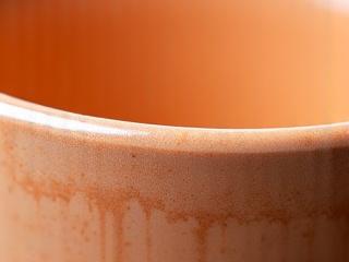 Textura uniforme y color vibrante del esmalte en una pieza de cerámica artesanal.