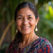 Retrato de la Maestra Sofía Hernández, sonriendo cálidamente